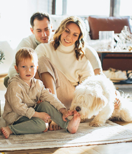Un cane con la sua famiglia.