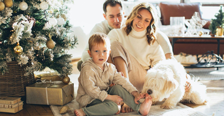 Un cane con la sua famiglia.